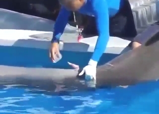 Guy enjoys hardcore dolphin jerking just for fun